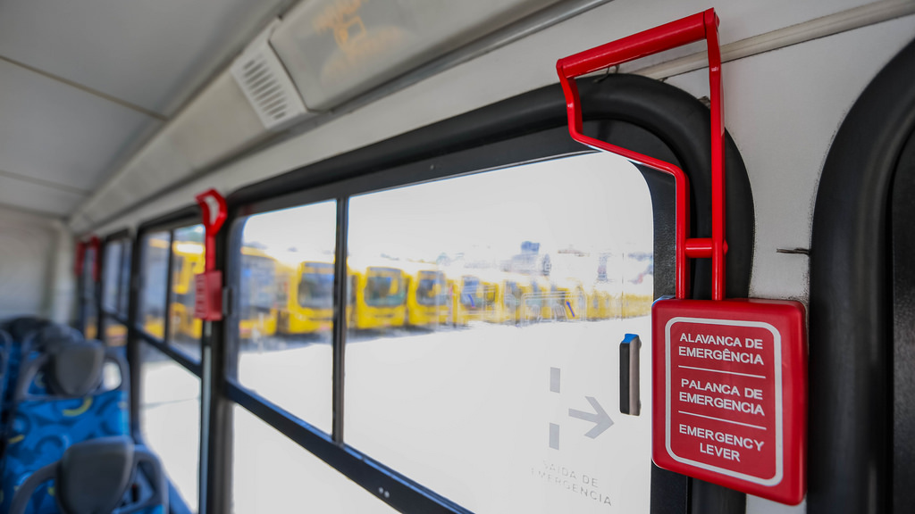 Dica de Segurança - Porta de saída de emergência de ônibus