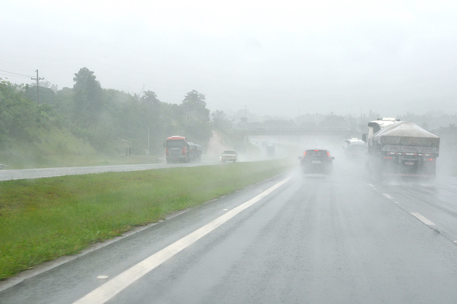 Dicas para Dirigir com Segurança em Dias de Chuva