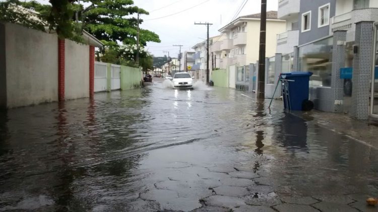 Dicas para Dirigir com Segurança em Dias de Chuva - RUA ALAGADA